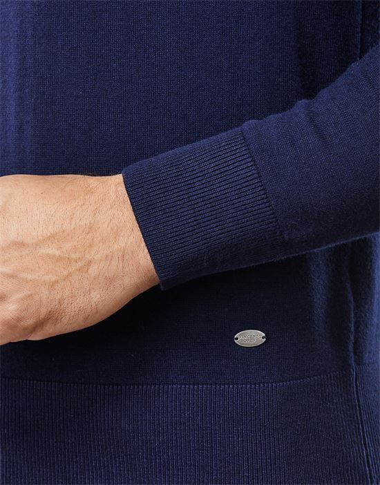 Pullover - klassischer Strickpullover mit Rundhalskragen, taillierte Passform